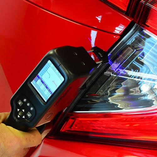 (medidor láser) es un instrumento de alta precisión que utiliza tecnología láser para medir distancias, espesores, diámetros o perfiles sin contacto físico. Es ampliamente utilizado en la industria para control de calidad, verificando componentes en tiempo real, incluso en superficies complejas o a altas velocidades.